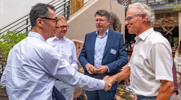 Handschlag für den Bürgermeister der VG Offenbach, Axel Wassyl. Foto: Pfalz-Express/Rolf H. Epple